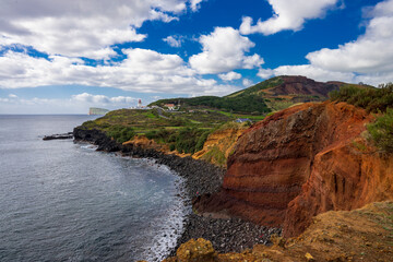 Widok z klifu na Latarnie morską Ponta das Contendas i koźlą wyspę, wyspia Terceira,...
