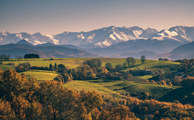 Paysage d'Ariège en automne avec les Pyrénées enneigées en arrière-plan