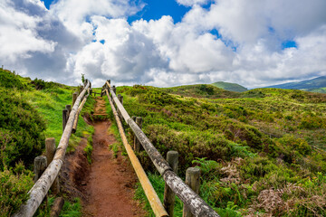 Pieszy szlak po polach siarkowych, zabezpieczony drewnianym ogrodzeniem Furnas De Enxofre, Terceira, Azores, Portugalia - obrazy, fototapety, plakaty