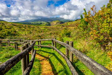 Pieszy szlak po polach siarkowych, zabezpieczony drewnianym ogrodzeniem Furnas De Enxofre, Terceira, Azores, Portugalia