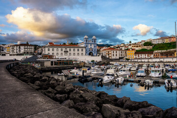 Miasto portowe o zachodzie słońca, nabrzeże, w tle Igreja da Misericordia, niebieski kościół,...