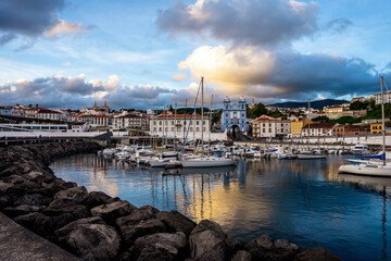 Fototapeta na wymiar Miasto portowe o zachodzie słońca, nabrzeże, w tle Igreja da Misericordia, niebieski kościół, wyspa Terceira, Azory, Angra do Heroismo