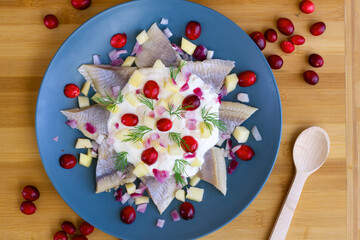 Sałatka śledziowa z cebulą, jabłkiem, żurawiną i sosem śmietanowym