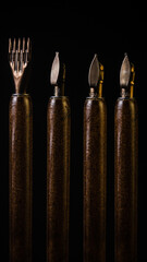 herramientas de arte, pinceles, espátula y plumas de caligrafía  