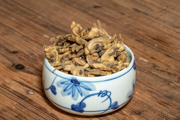 The razor clams in the dishes are dried on the wood grain table