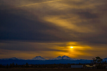 2021-11-20 SUNSET OVER THE THREE SISTERS MOUNTAINS NEAR SUNRIVER OREGON