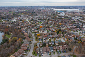 Obraz premium Drone photo of Brampton by Hurontario and the 410 and sandalwood parkway loafers lake and Turnberry golf club in view 