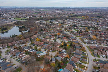 Obraz premium Drone photo of Brampton by Hurontario and the 410 and sandalwood parkway loafers lake and Turnberry golf club in view 
