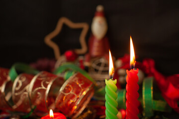 ろうそくとクリスマス飾り