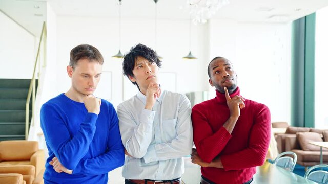 疑問を持つ多国籍の人々