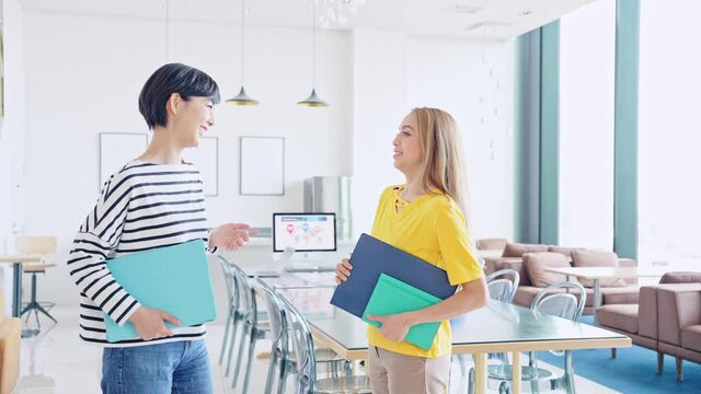 グローバルなオフィスで会話する女性グループ　グローバルビジネス　スローモーション　サークルショット