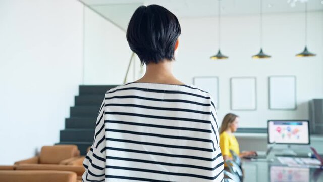 多国籍の会議に参加する日本人女性　グローバルビジネス　スローモーション