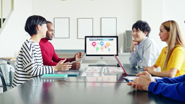 会議する多国籍グループ　グローバルビジネス　チームワーク　スローモーション　サークルショット 