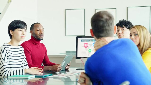 会議する多国籍グループ　グローバルビジネス　チームワーク　スローモーション　ドリーイン