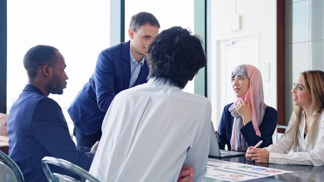 ミーティングする人々　グローバルビジネス　スローモーション　サークルショット 