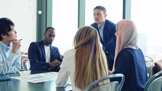 ミーティングする人々　グローバルビジネス　スローモーション　サークルショット 