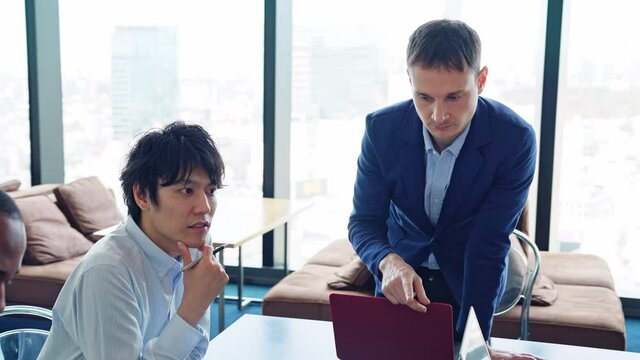 ミーティングする人々　グローバルビジネス　スローモーション　サークルショット 