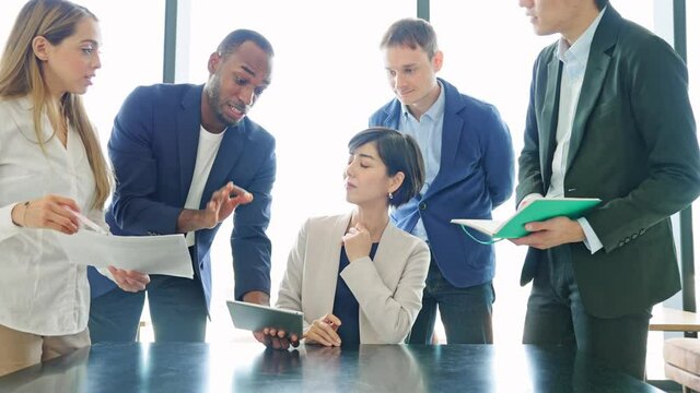 多国籍の会議に参加して混乱する日本人女性　英語が苦手な女性　英会話スクール