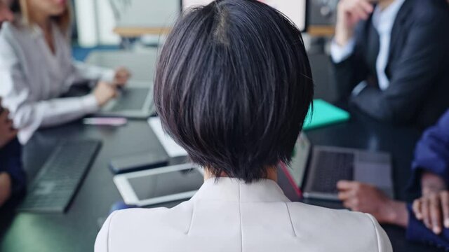 ミーティングする多国籍グループ　グローバルビジネス