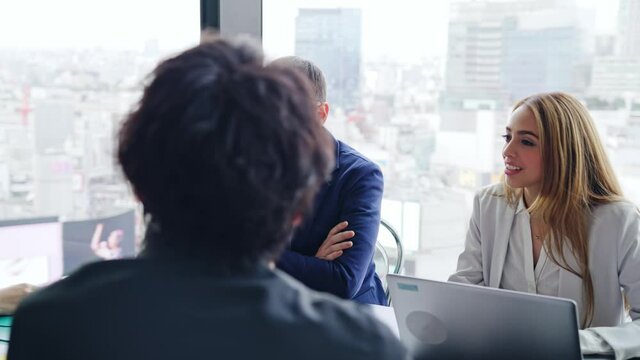 ミーティングする人々　会議シーン　グローバルビジネス　サークルショット 