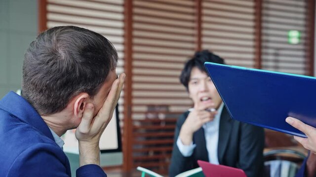 ミーティングする人々　会議シーン　グローバルビジネス