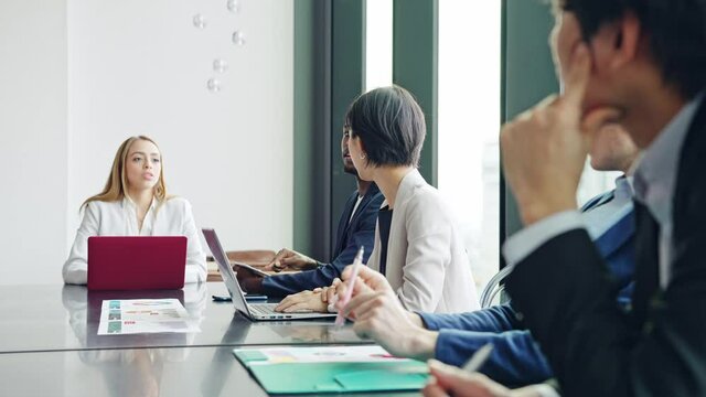 ミーティングする多国籍グループ　グローバルビジネス