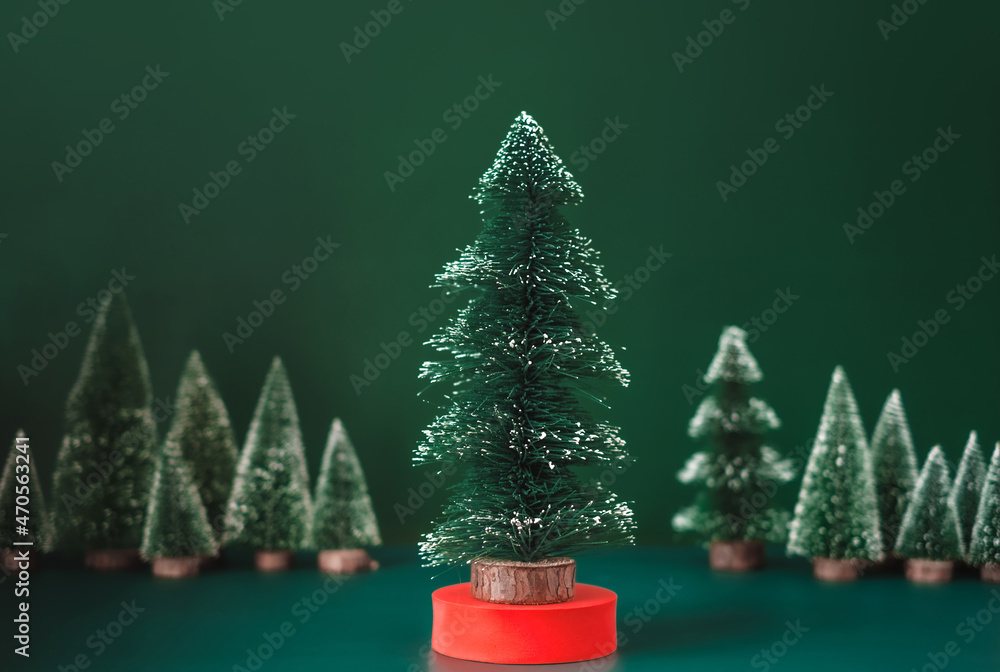 Aufkleber christmas tree group and red vivid product display block on green background.