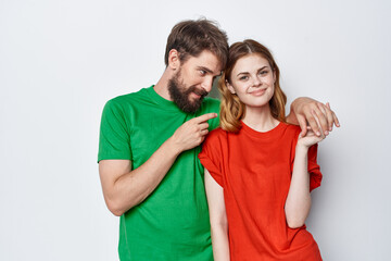 Naklejka premium man and woman hug friendship colorful t-shirts family studio lifestyle