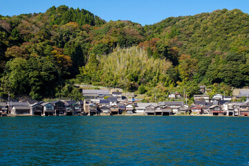 Fototapeta na wymiar 海沿いに並ぶ舟屋が有名な伊根の町並み