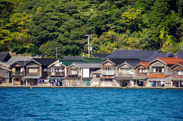 Fototapeta na wymiar 海沿いに並ぶ舟屋が有名な伊根の町並み