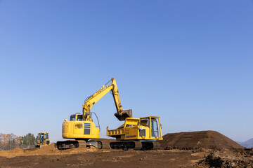 土地を造成する重機 © kelly marken