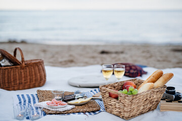 Beach picnic with schripms, beer, fruit and candles - obrazy, fototapety, plakaty