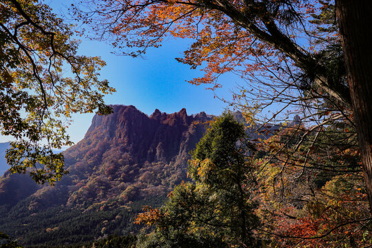 見晴らし台から見た紅葉の妙義山 © hiro