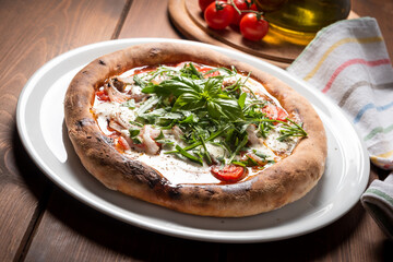 Deliziosa pizza napoletana vegetariana con pomodorini, radicchio, cipolla, mozzarella, origano e...