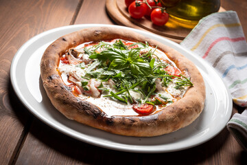 Deliziosa pizza napoletana vegetariana con pomodorini, radicchio, cipolla, mozzarella, origano e basilico fresco 
