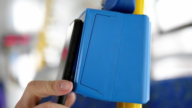 Pay with a smartphone using a Paypass reader at a ticket machine with a terminal