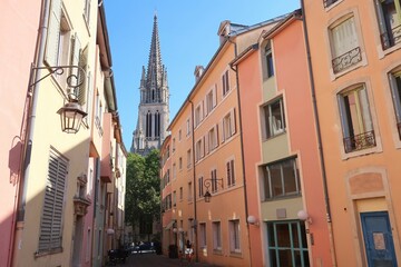 Fototapeta premium Ville vieille de Nancy en Meurthe-et-Moselle / Lorraine, façades d’immeubles colorées, avec vue sur la flèche de la basilique Saint-Epvre (France)