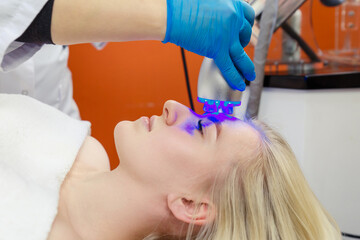 Cryo care for the skin of the face and neck in the beauty parlor.