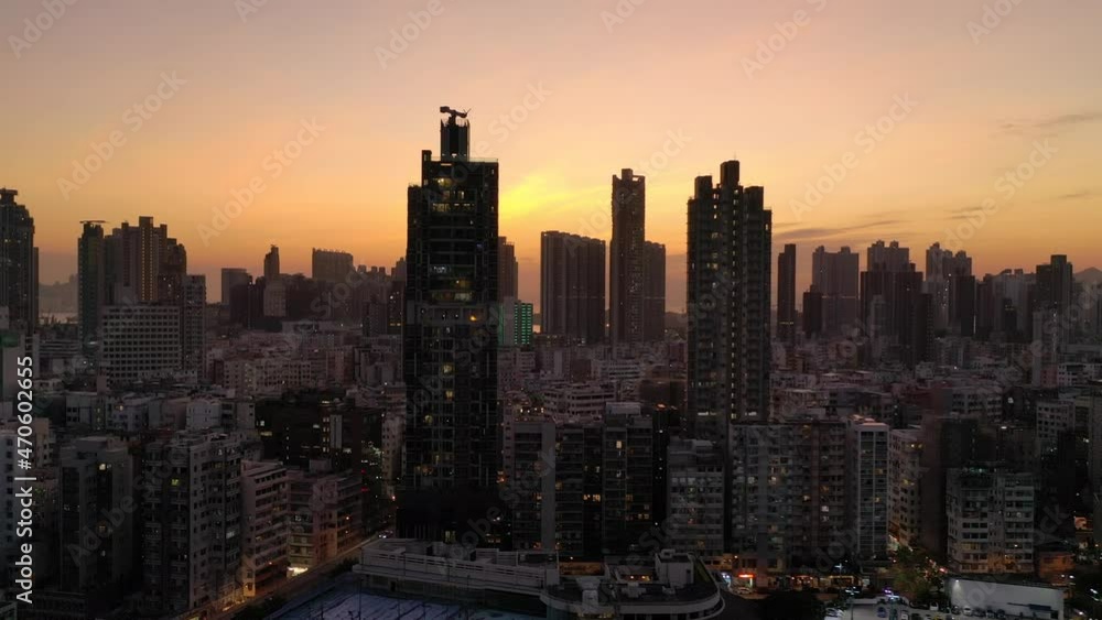 Poster Drone fly Hong Kong city in the evening