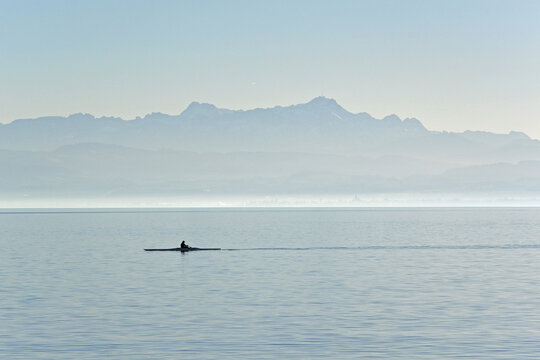 Ruderboot auf dem Bodensee vor dem S&auml;ntis