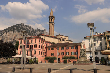 Lecco's "Gute Stube"; Piazza XX Settembre mit San Nicolo und Monte San Martino