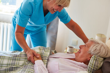 Krankenschwester kümmert sich um alte Frau als Patientin
