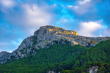 Fototapeta na wymiar mountain with blue sky and qhirw clouds. view of mallorca sierra de tramuntana.