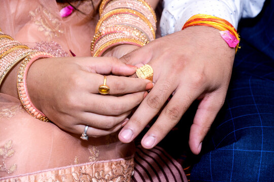 Wearing a ring at the engagement ceremony