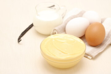 Obraz na płótnie Canvas カスタードクリームと、材料の卵と牛乳