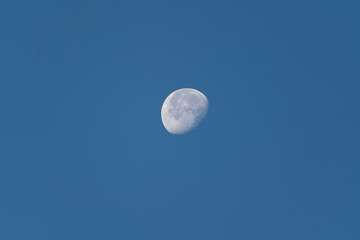 Mond im blauen Himmel