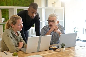 Obraz premium Business people in modern meeting room working together on project