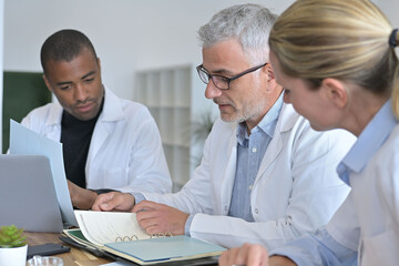 Obraz premium Medical team meeting in hospital room