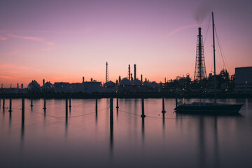 四日市　霞ヶ浦緑地から眺める夜明けの工場地帯