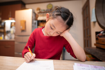 自宅で勉強をする少女